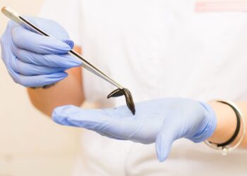 بخش قابل توجهی از مقاله بر درمان **کودکان و نوجوانان** متمرکز است و خاطرنشان می‌کند که این روش به طور چشمگیری برای مدیریت بیماری‌های رایج و همچنین بهبود قابل توجه شرایط پیچیده‌ای مانند **فلج مغزی** و مشکلات رفتاری مورد استفاده قرار می‌گیرد.