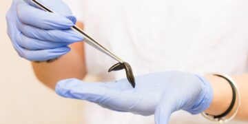 بخش قابل توجهی از مقاله بر درمان **کودکان و نوجوانان** متمرکز است و خاطرنشان می‌کند که این روش به طور چشمگیری برای مدیریت بیماری‌های رایج و همچنین بهبود قابل توجه شرایط پیچیده‌ای مانند **فلج مغزی** و مشکلات رفتاری مورد استفاده قرار می‌گیرد.